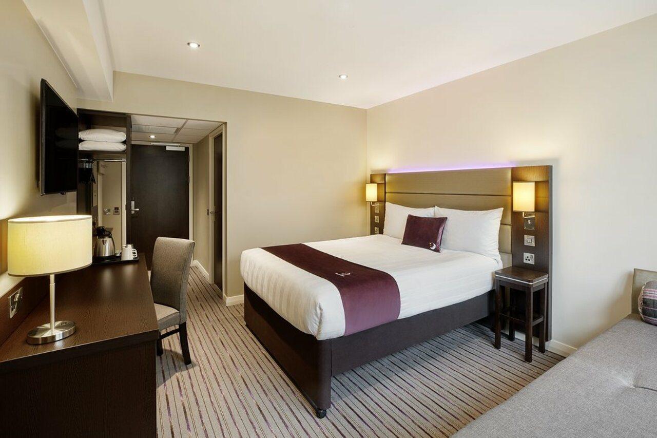 Premier Inn Staines Upon Thames Εξωτερικό φωτογραφία